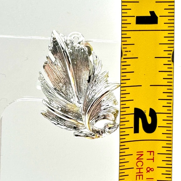 LISNER Vintage Signed Clip On Silver Tone Mid Century Leaf Clip On Earrings - Picture 11 of 11